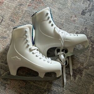 Women’s ice skates size 6